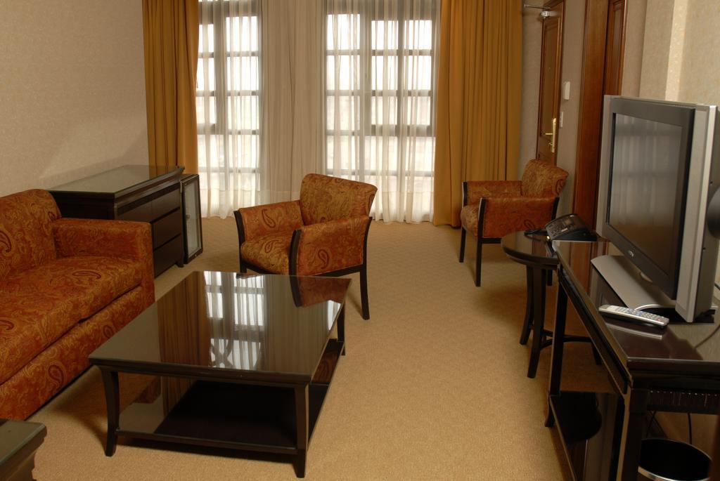 Status Hotel 4*